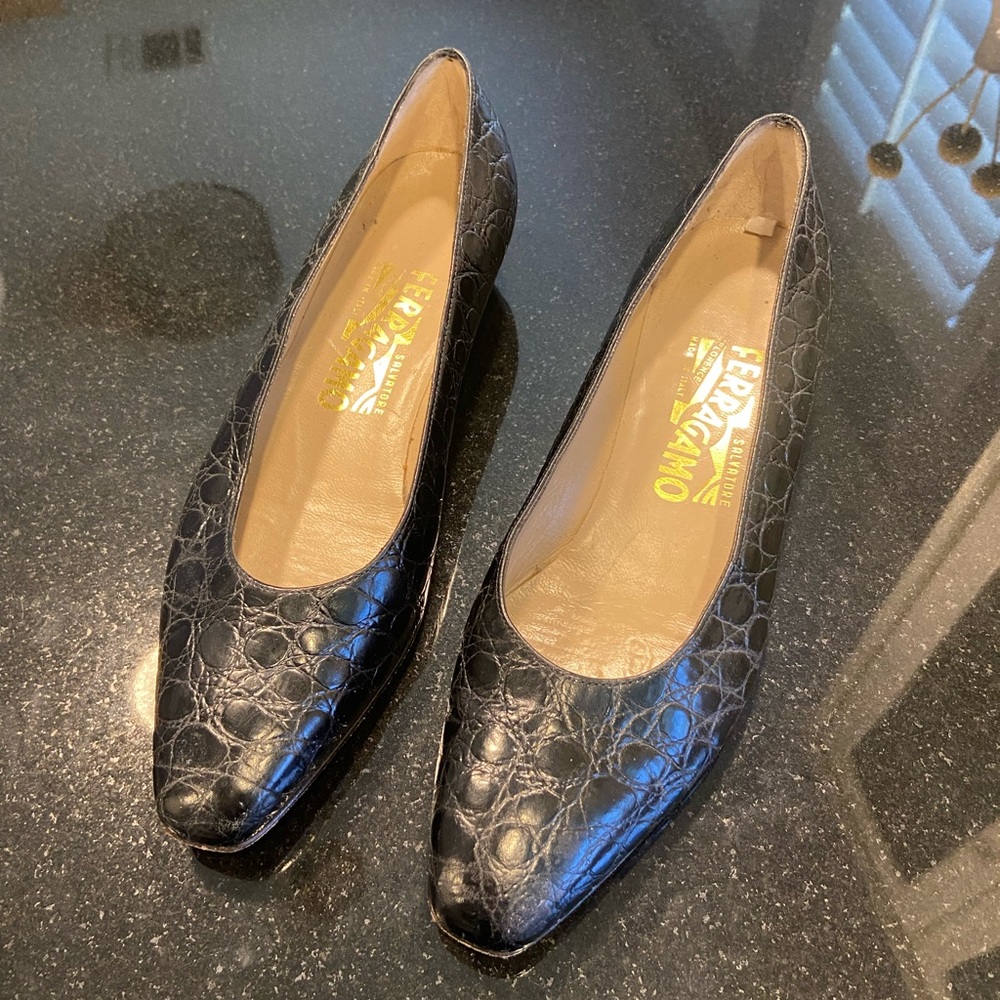 Vintage Ferragamo flats. Black with sewn detail. A classic. Great condition